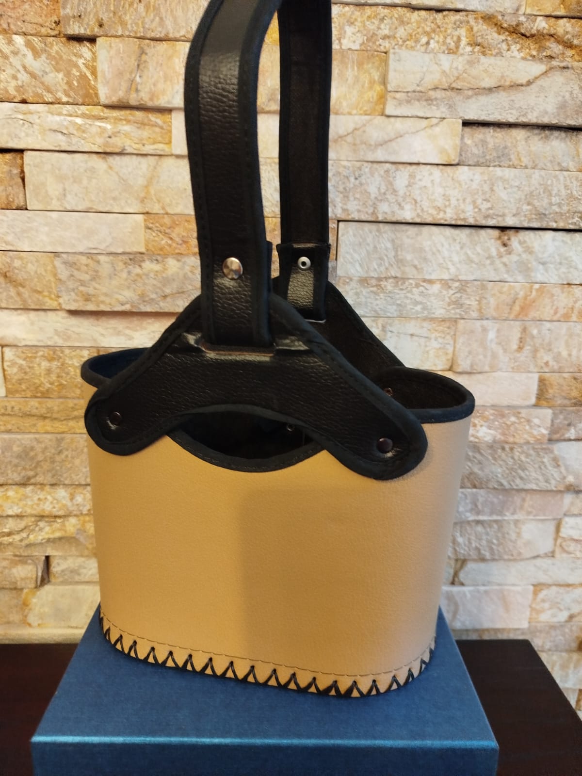 cesta forrada en cuero original,  en negro o beige